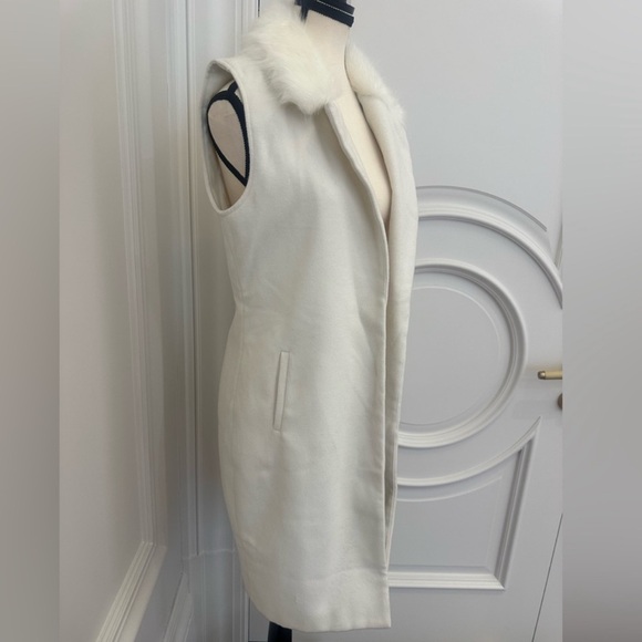 Luxury Chic White Sleeveless Vest with Faux Fur Collar (Size Small) - Picture 3 of 5